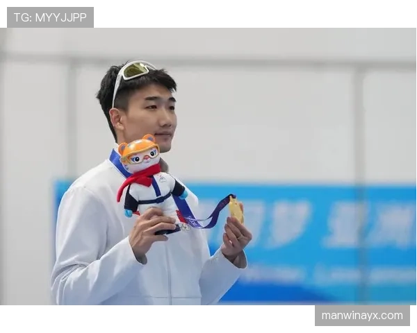 高亭宇训练完直接拎两袋冰去敷腿，这哪是运动员，简直是自虐狂